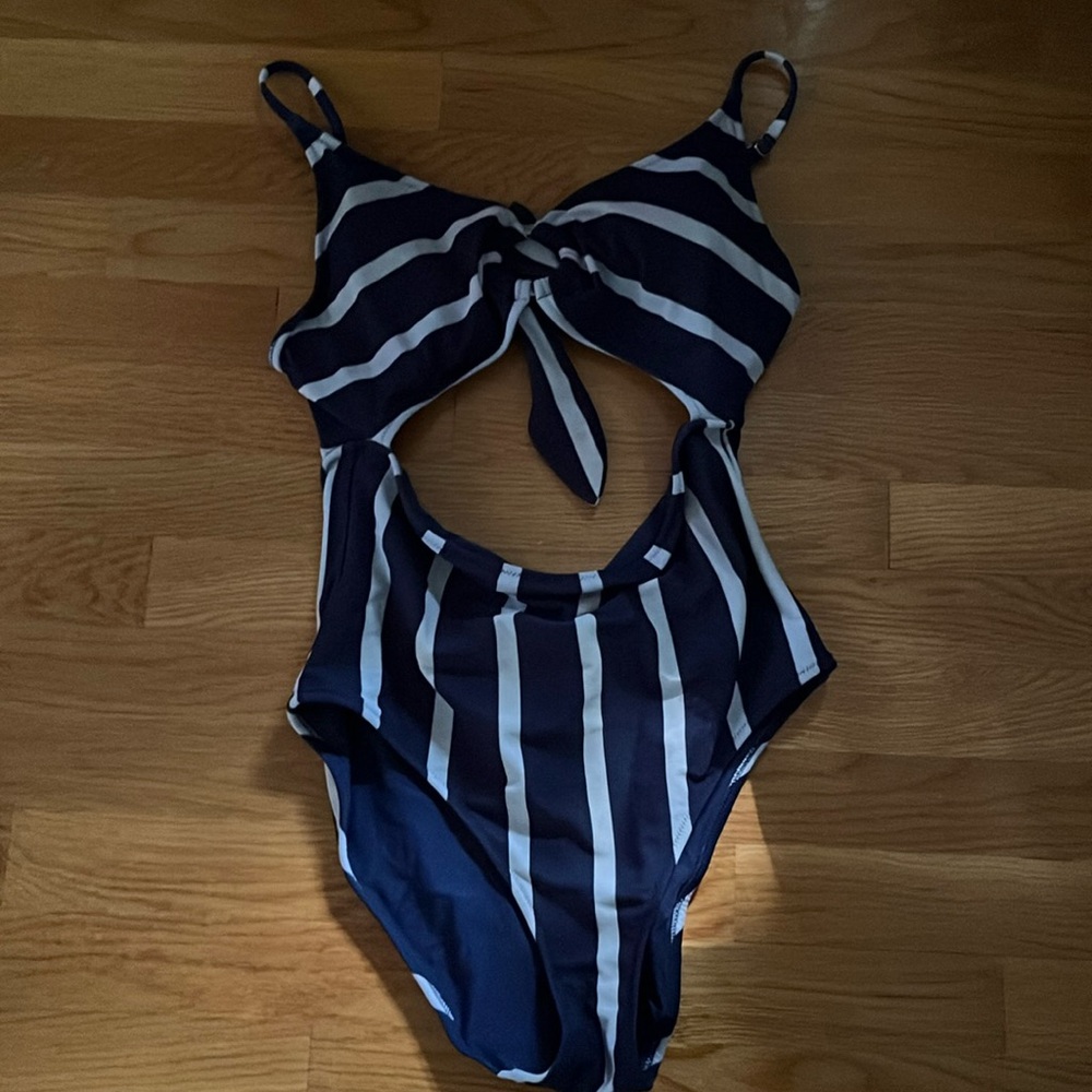 Vineyard vines one piece cut out sz M - worn once